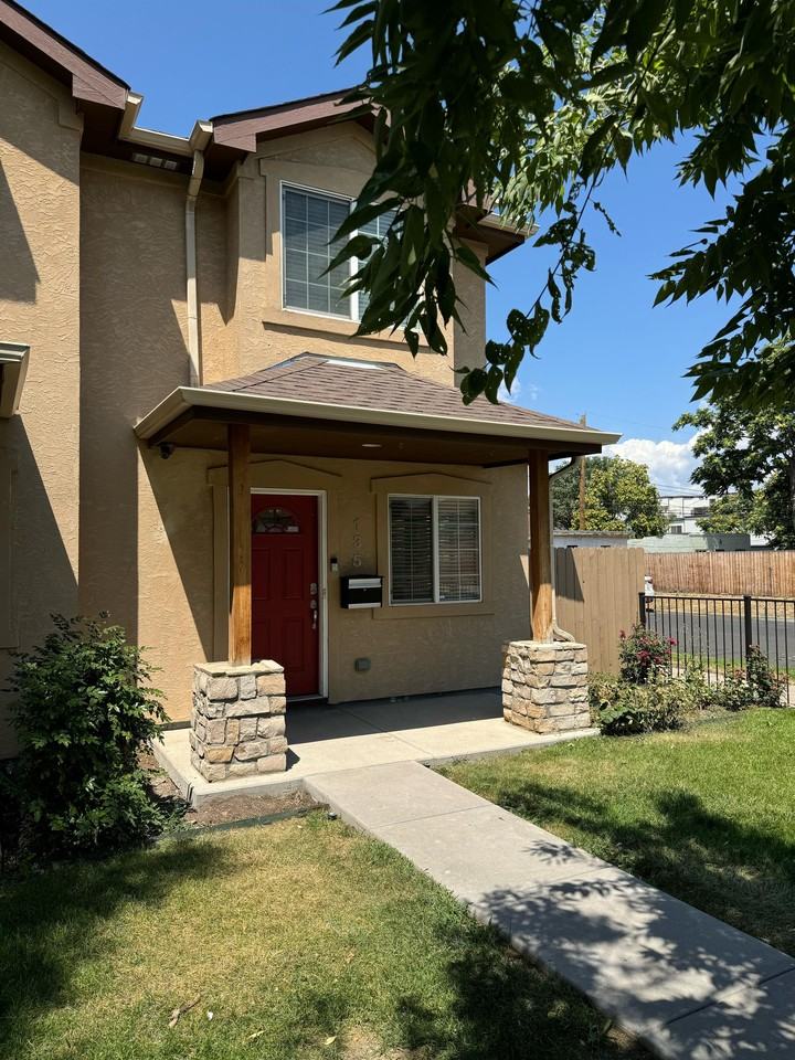 135 Galapago St - Photo 4 of 50