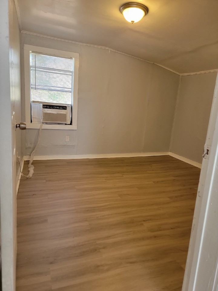 1310 Elizabeth Ave - Photo 2 of 6