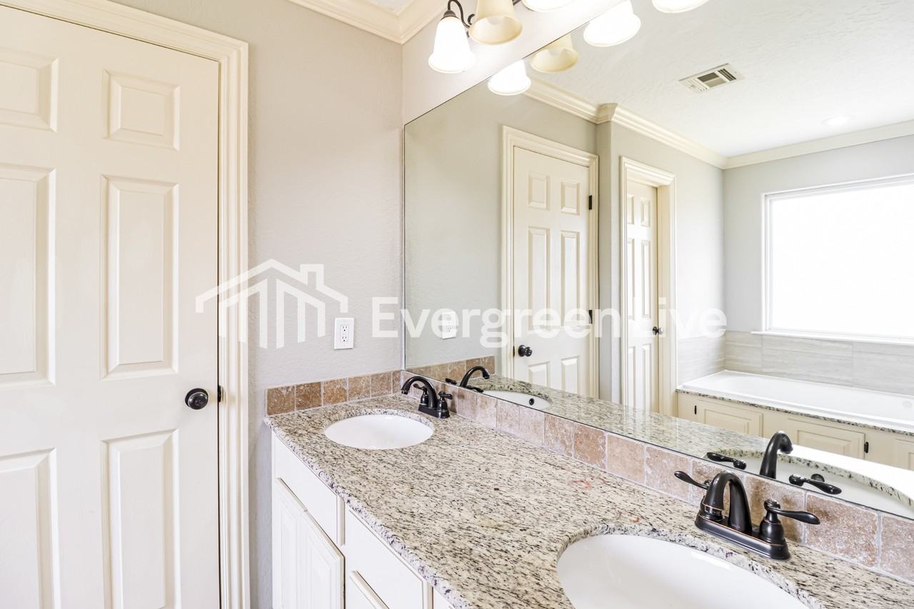 700 Spur Ln - Photo 5 of 15