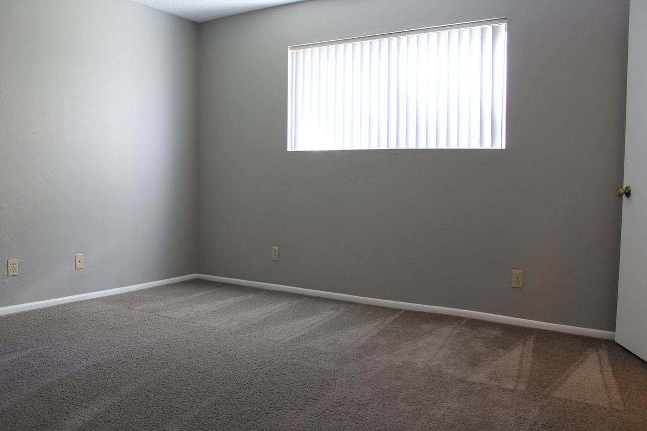 Desert Springs Apartments - Photo 4 of 32