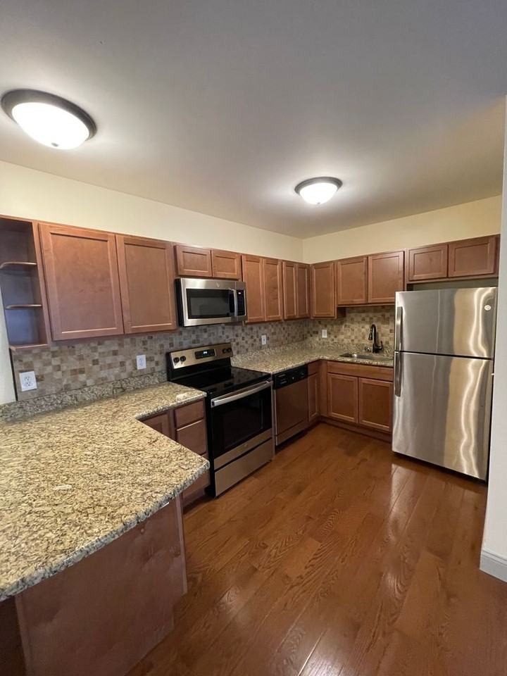 1404 E State St Apartments - Photo 7 of 17