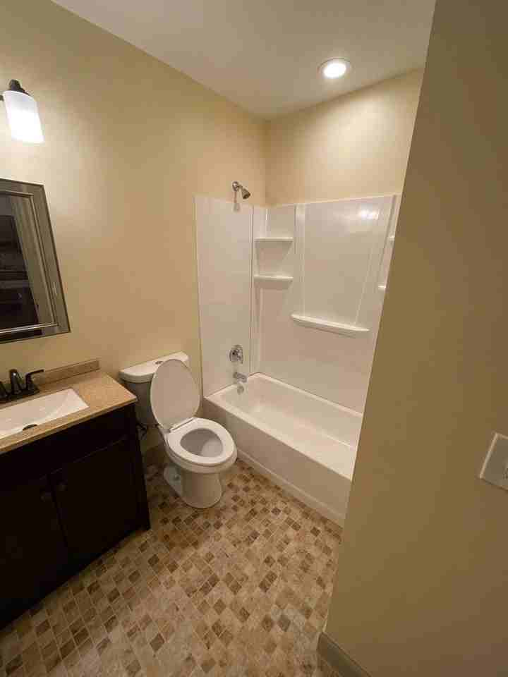 1404 E State St Apartments - Photo 5 of 11