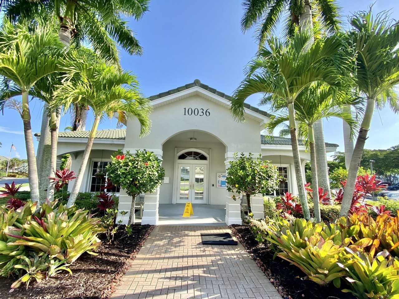 8151 Pacific Beach Dr #1 - Photo 4 of 28