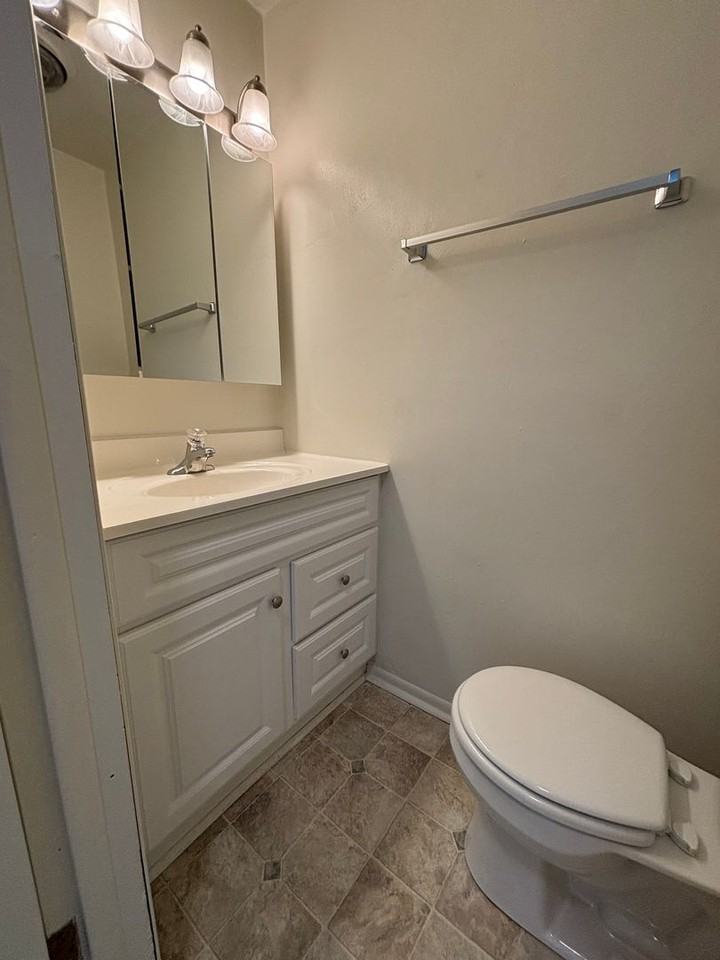 363 New Kent Rd - Photo 4 of 19