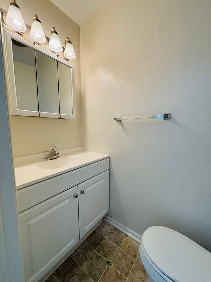 373 New Kent Rd - Photo 4 of 19