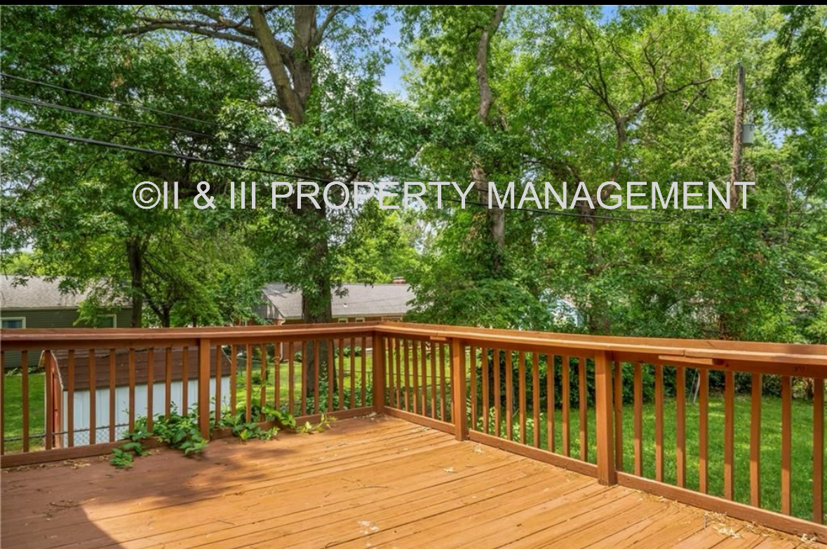 8022 W 61st St - Photo 3 of 27