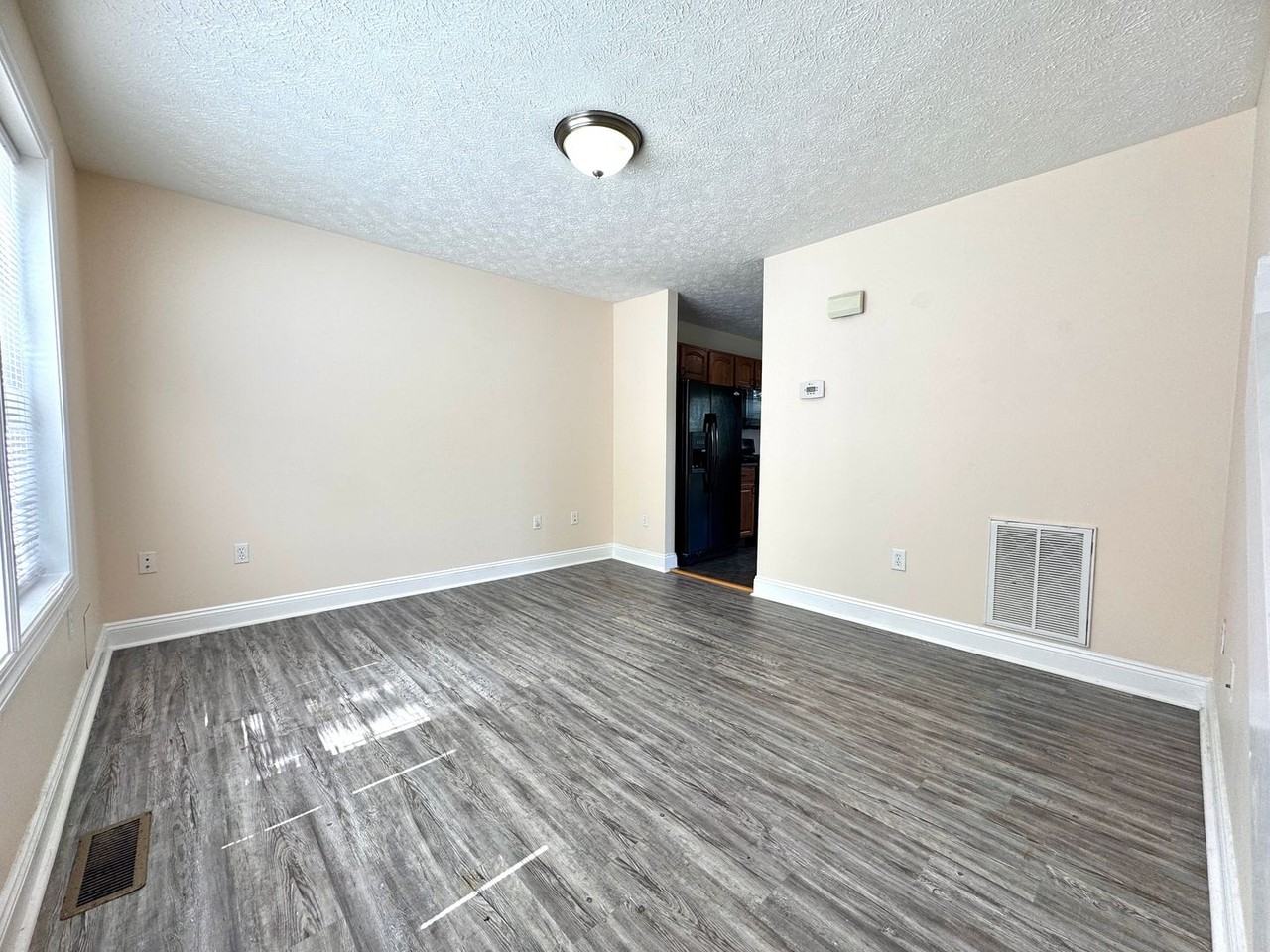 1045 Oaktree Blvd - Photo 5 of 27