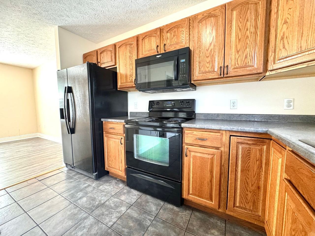 1045 Oaktree Blvd - Photo 6 of 27