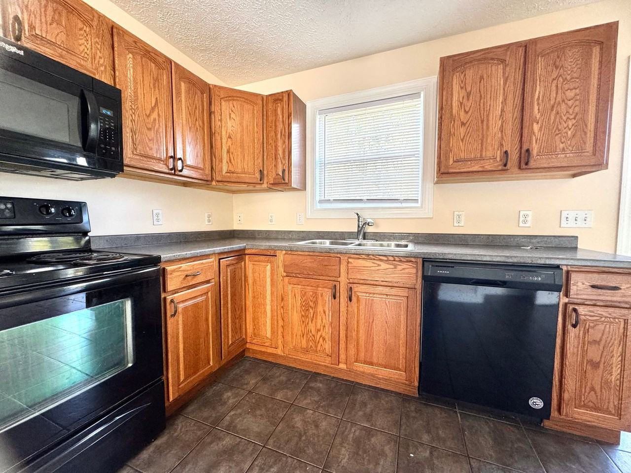 1045 Oaktree Blvd - Photo 7 of 27