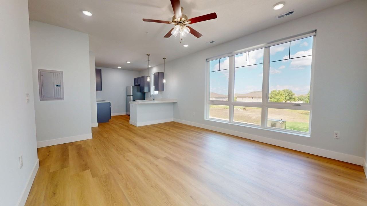 2414 N Neil - Photo 6 of 34