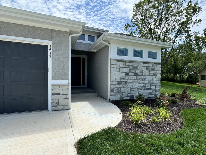 1617 Sw Hedgewood Ln - Photo 2 of 34