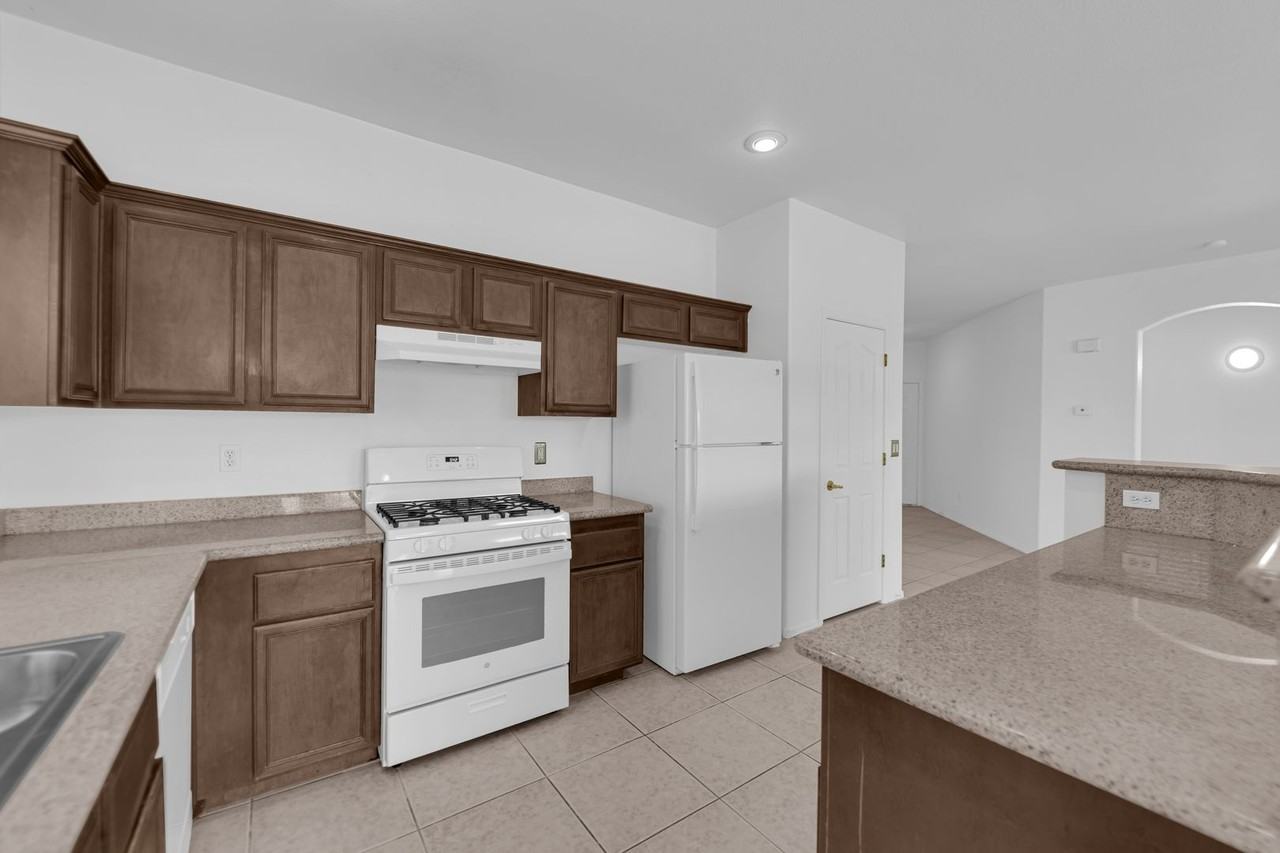 5960 Pavilion Lakes Ave - Photo 3 of 18