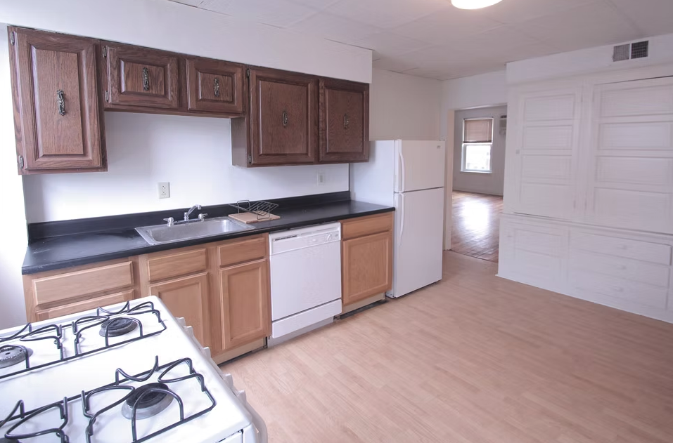 201 Center St - Photo 3 of 10