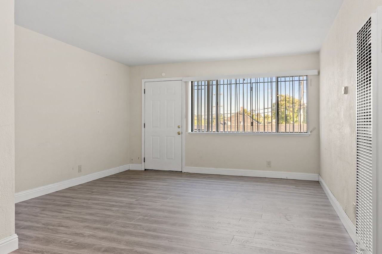 9612 9612 - E St - 03 #03 - Photo 2 of 9