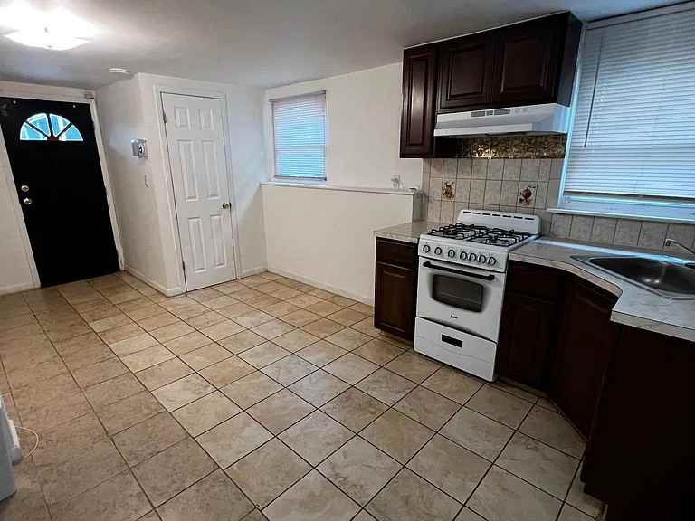 822 Throgs Neck Expy - Photo 2 of 5