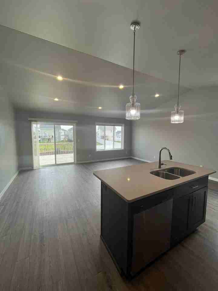 946 Albert Dr W - Photo 4 of 11