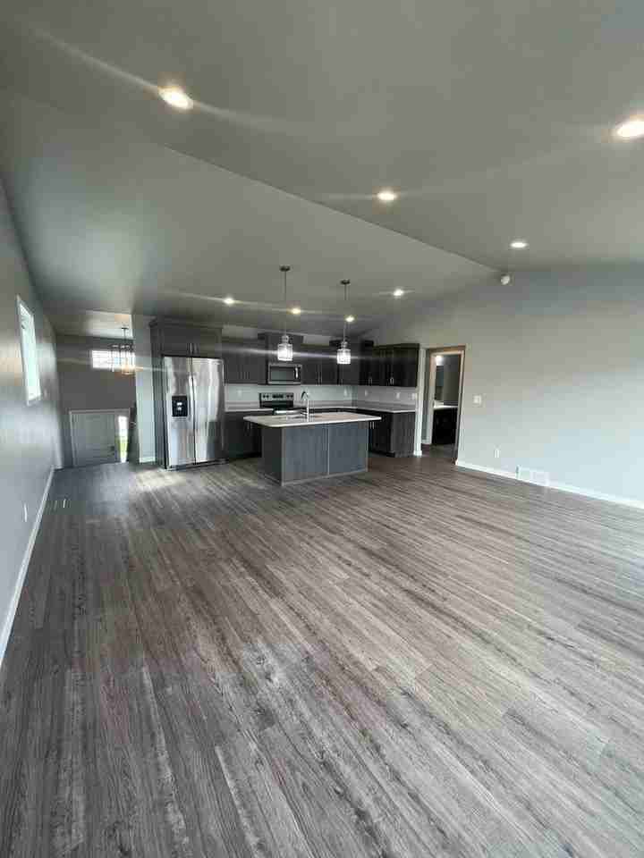 946 Albert Dr W - Photo 3 of 11