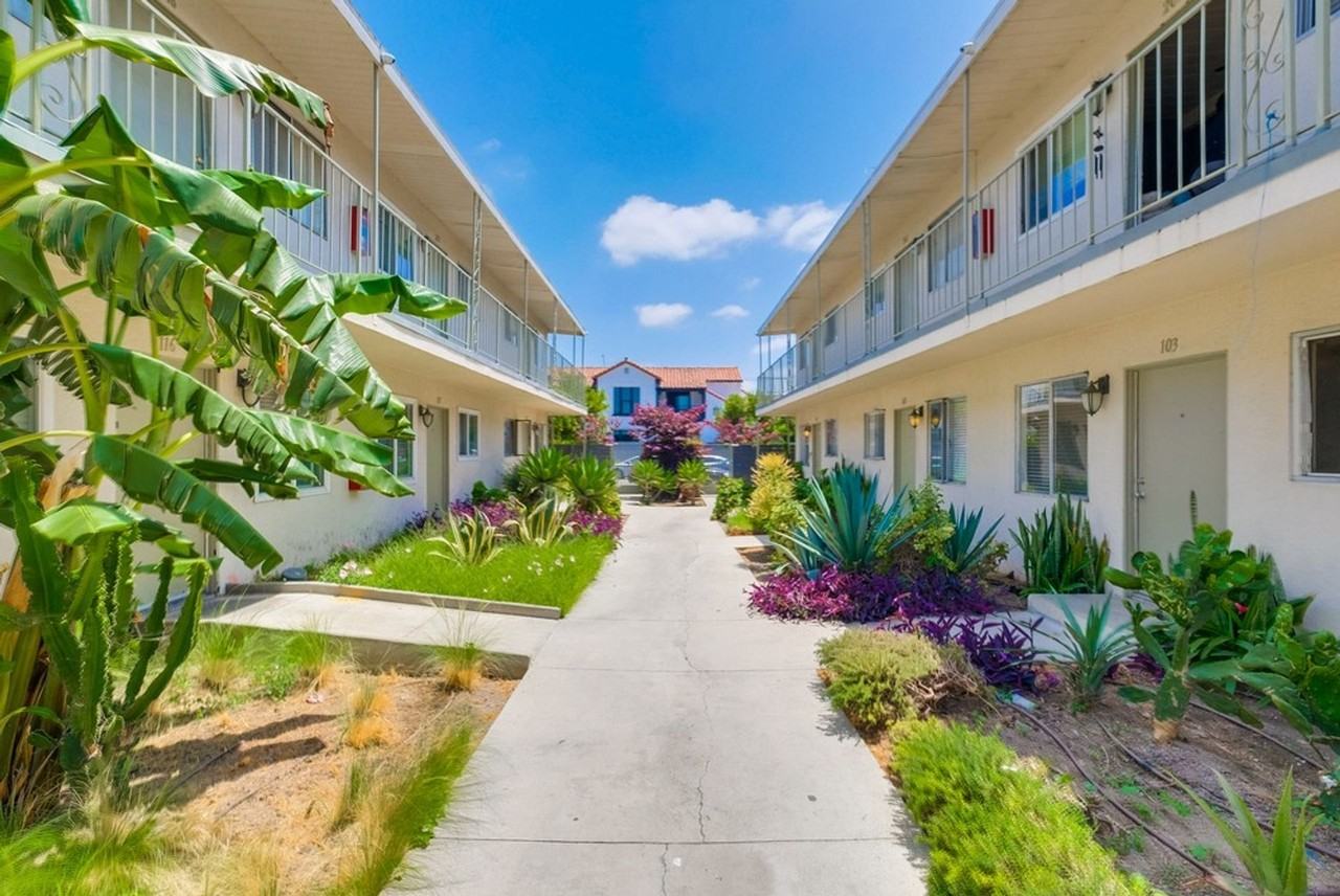 Charming Courtyard Apartments in West Adams – Secure, Walkable & Centrally Located - Photo 4 of 6