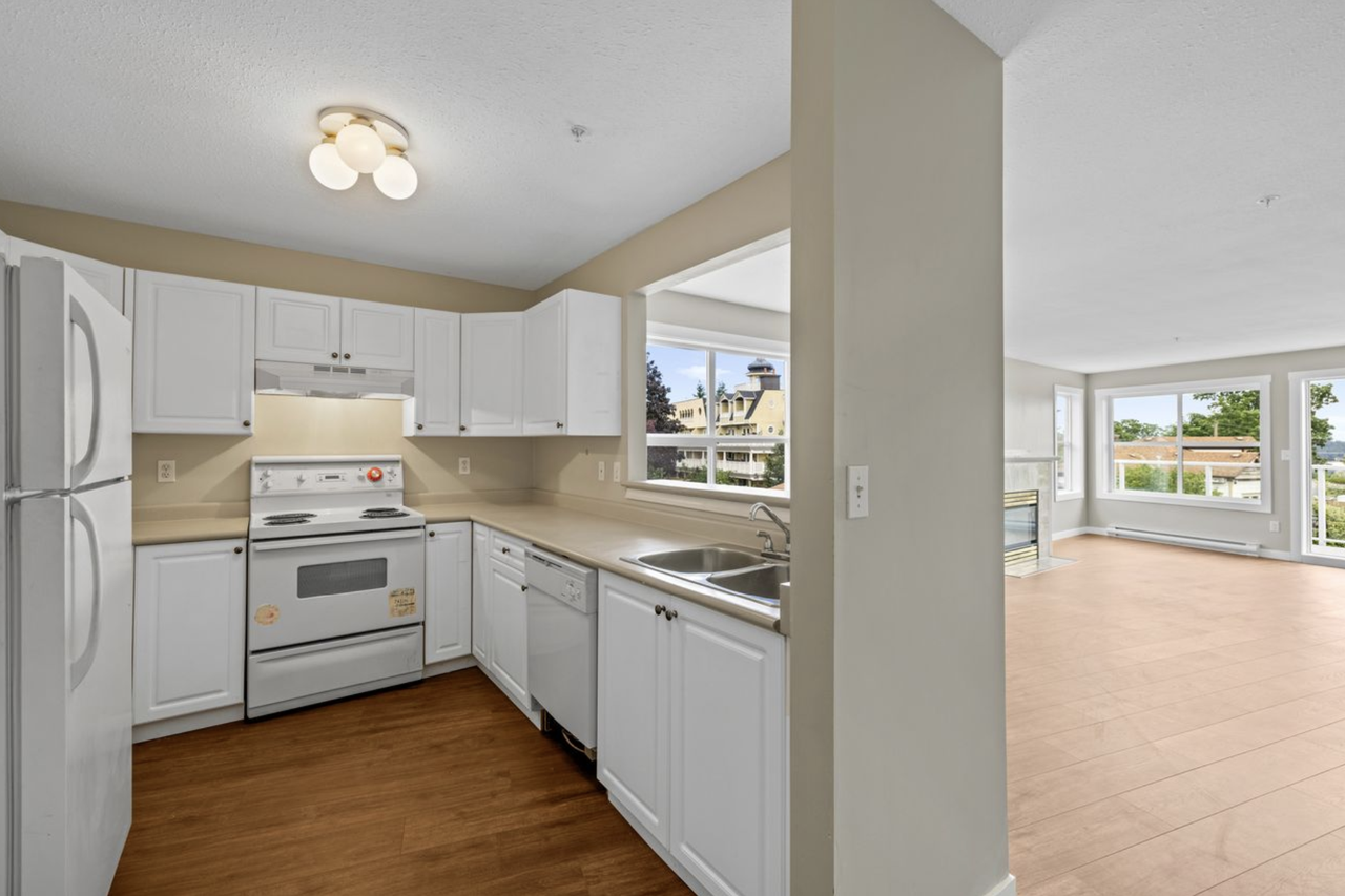 650 Prideaux St #304 - Photo 2 of 8