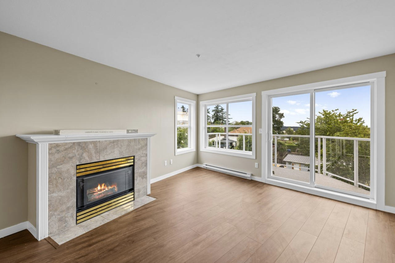 650 Prideaux St #304 - Photo 3 of 8