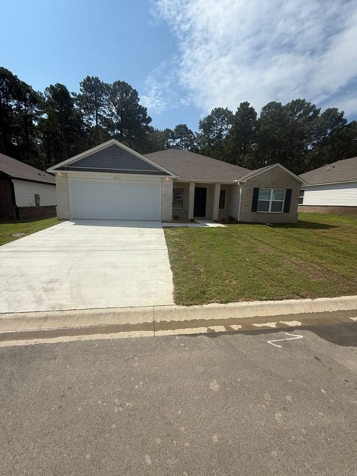 1512 Meadows Dr - Photo 4 of 12