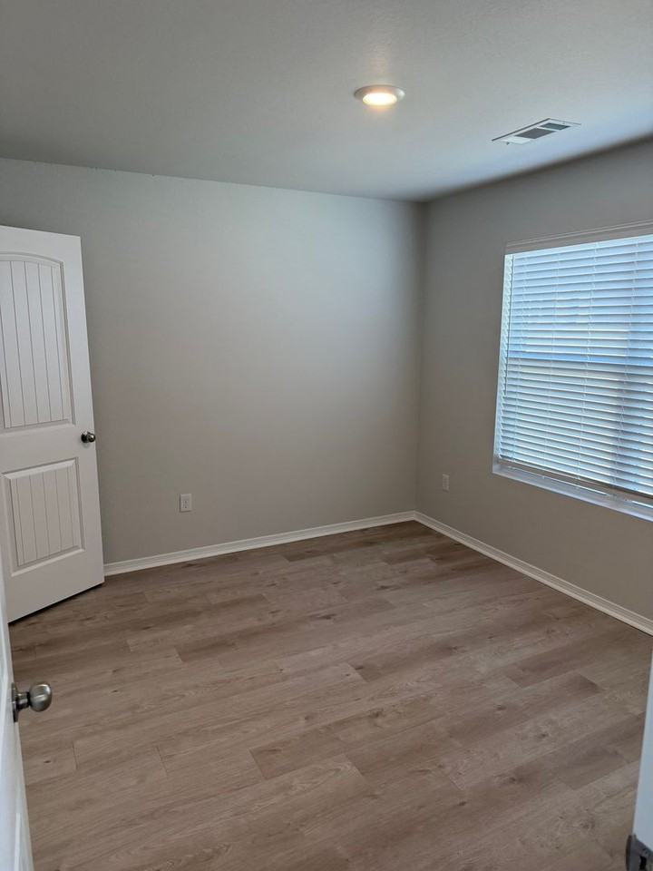 1512 Meadows Dr - Photo 6 of 12