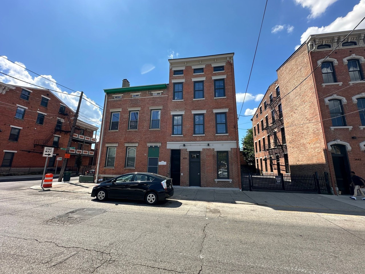 1439 Walnut St - Photo 2 of 4