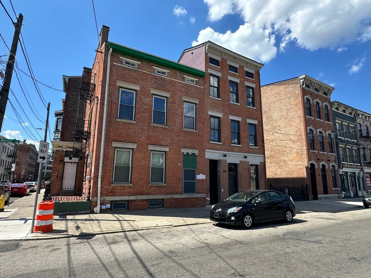 1439 Walnut St - Photo 3 of 4