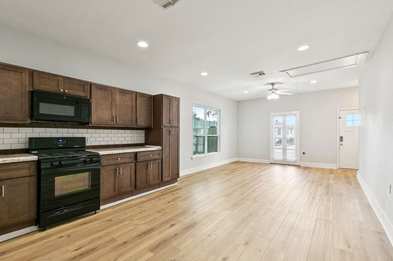 3701 Derbigny St - Photo 3 of 33