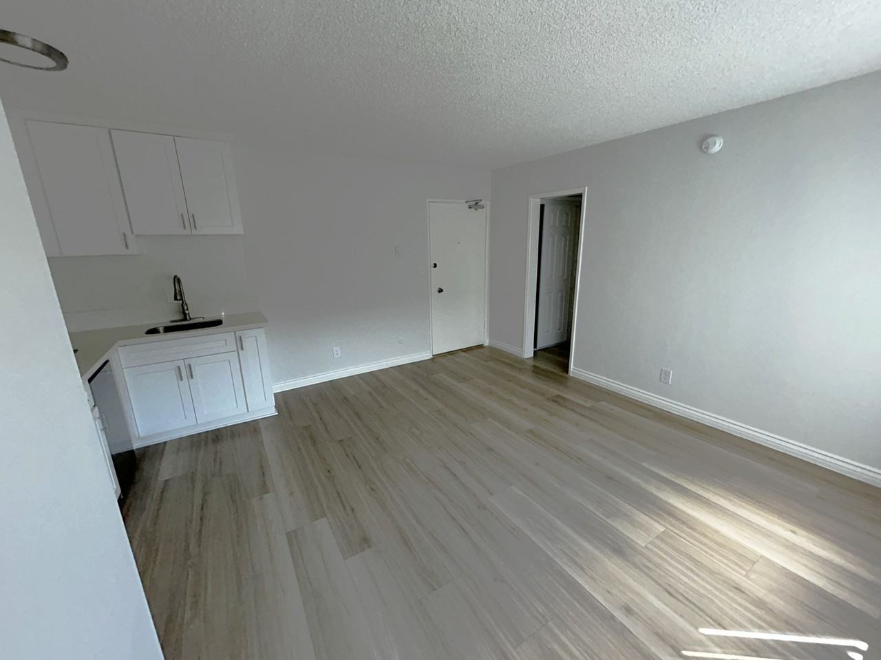 8199 - 225 South Mariposa Avenue - Photo 6 of 11