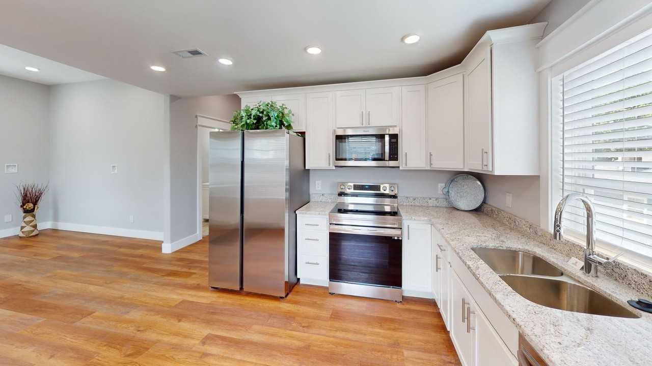1310 Forest Ave - Photo 4 of 21