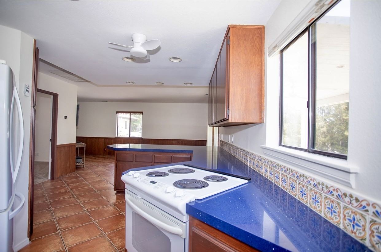 25715 Hayes Avenue - Photo 3 of 13