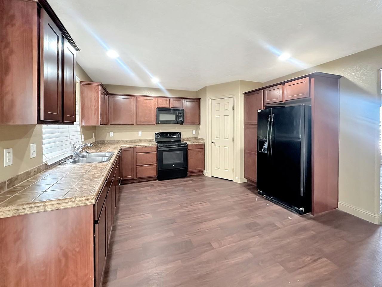 2549 Traditions Dr - Photo 3 of 9