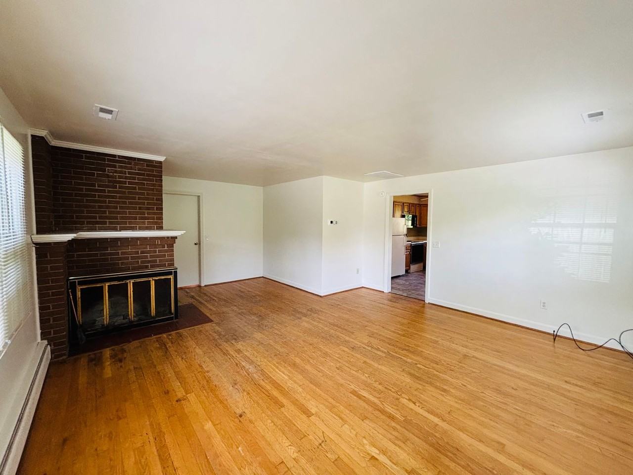 406 Eastview Ter - Photo 4 of 19