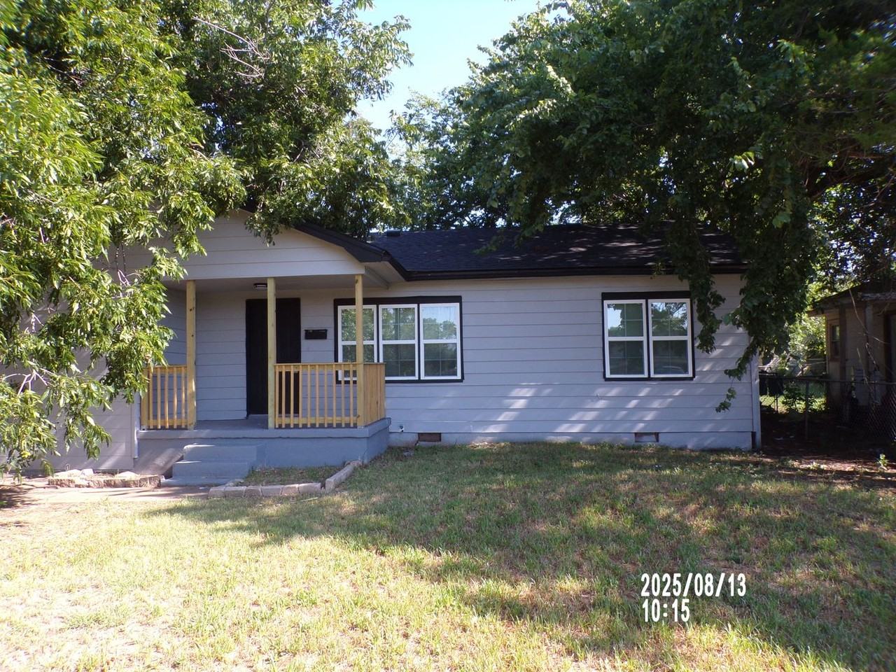 1315 Nw Irwin Ave - Photo 2 of 22