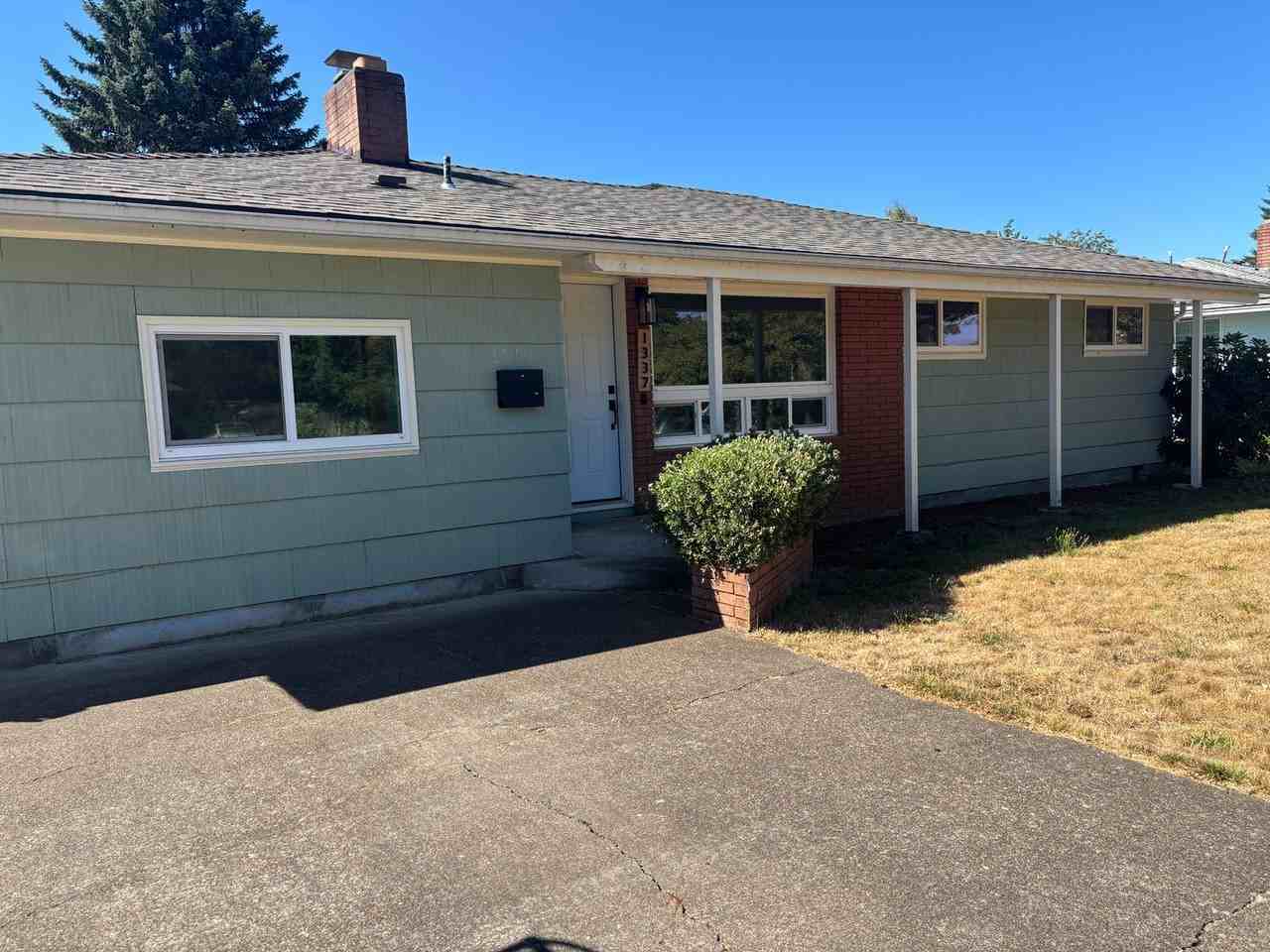 1337 C St - Photo 2 of 11