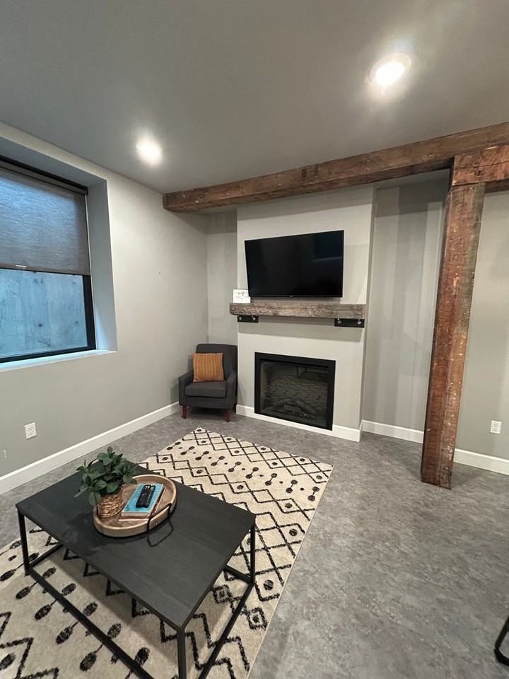 305 N Alaska St - Photo 2 of 20