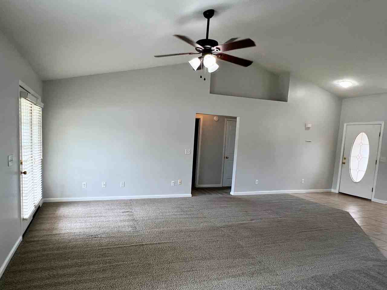 218 Royal Palms Avenue - Photo 7 of 27