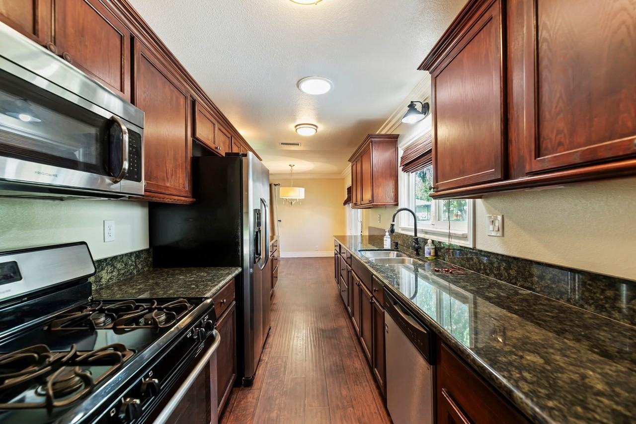 4570 Emerson St - Photo 3 of 43