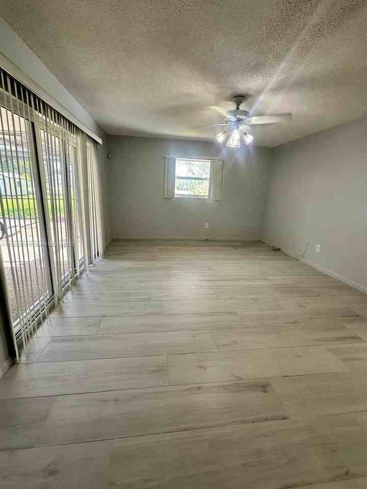 9480 Southwest 99th Street - Photo 5 of 10