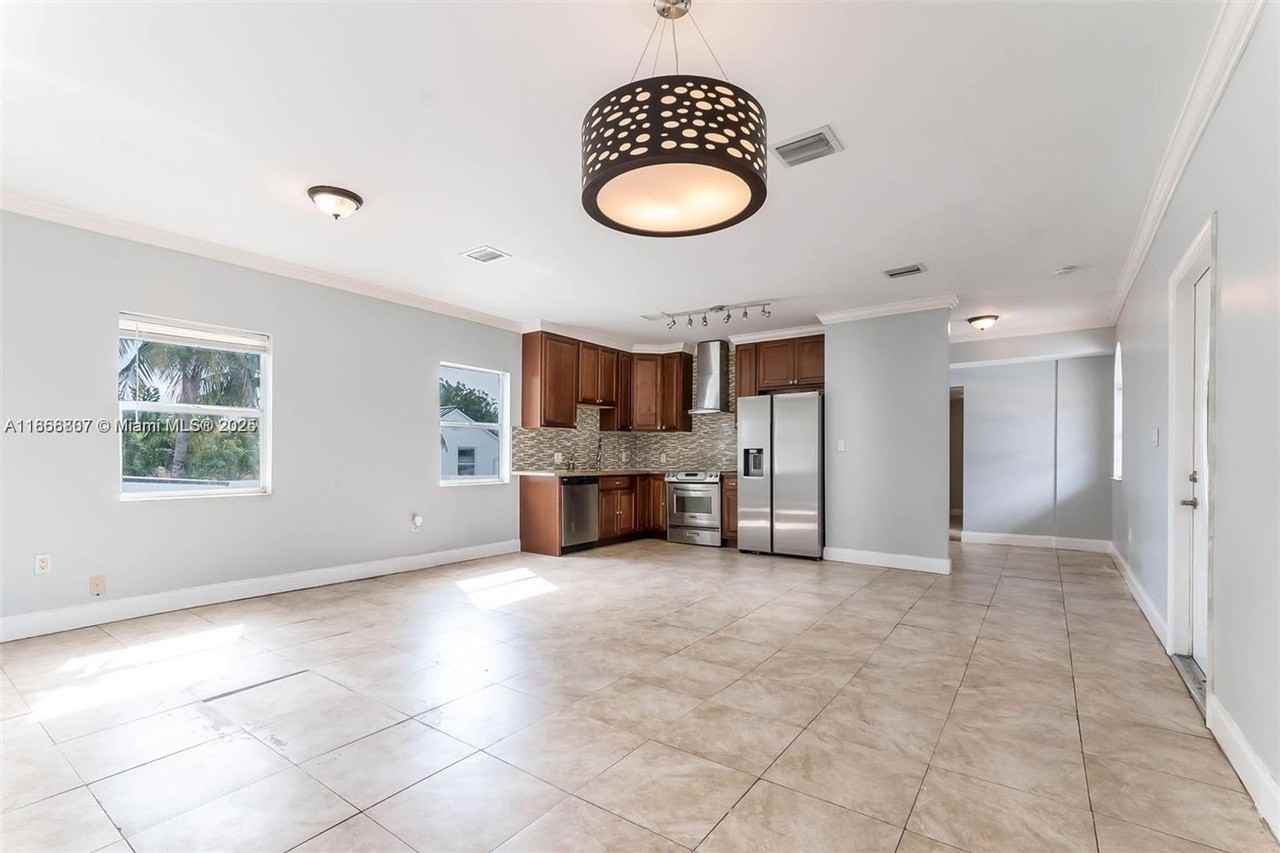 1695 Sw 11th St - Photo 3 of 13