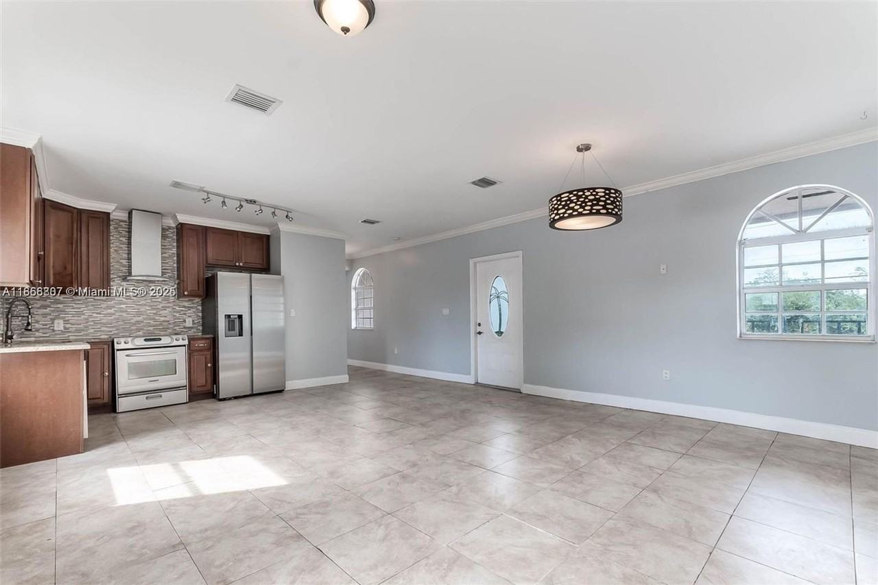 1695 Sw 11th St - Photo 5 of 13