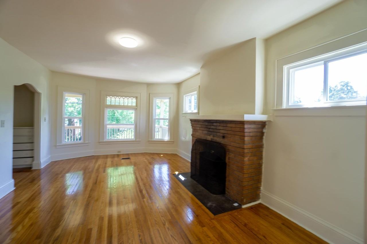 262 Roosevelt Ave - Photo 5 of 19