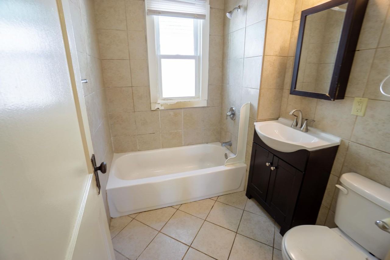 262 Roosevelt Ave - Photo 6 of 19