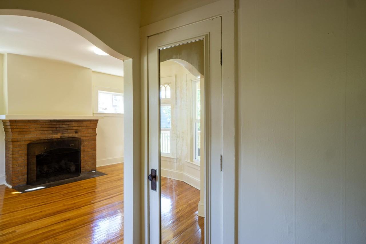 262 Roosevelt Ave - Photo 7 of 19