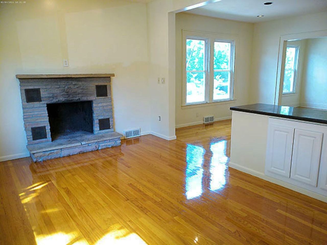 401 Roosevelt Ave - Photo 5 of 15