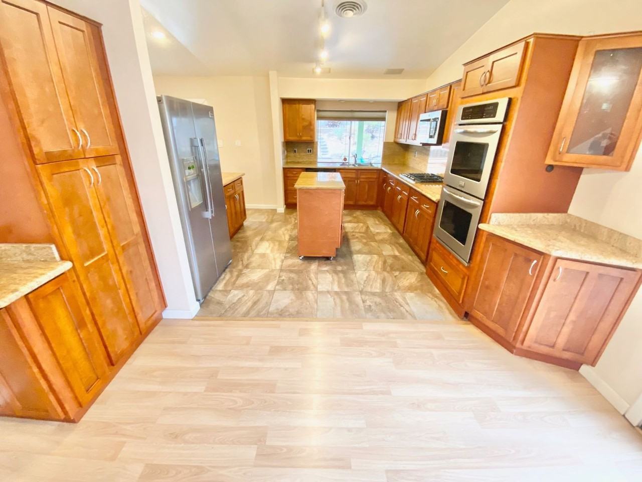 400 Davenport Ln - Photo 2 of 28