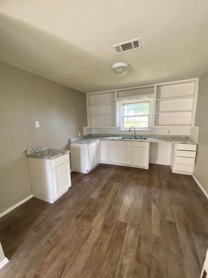 4313 Spradling Ave - Photo 3 of 7