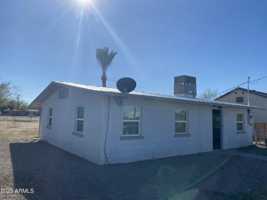 featured image of 203 E 12th St