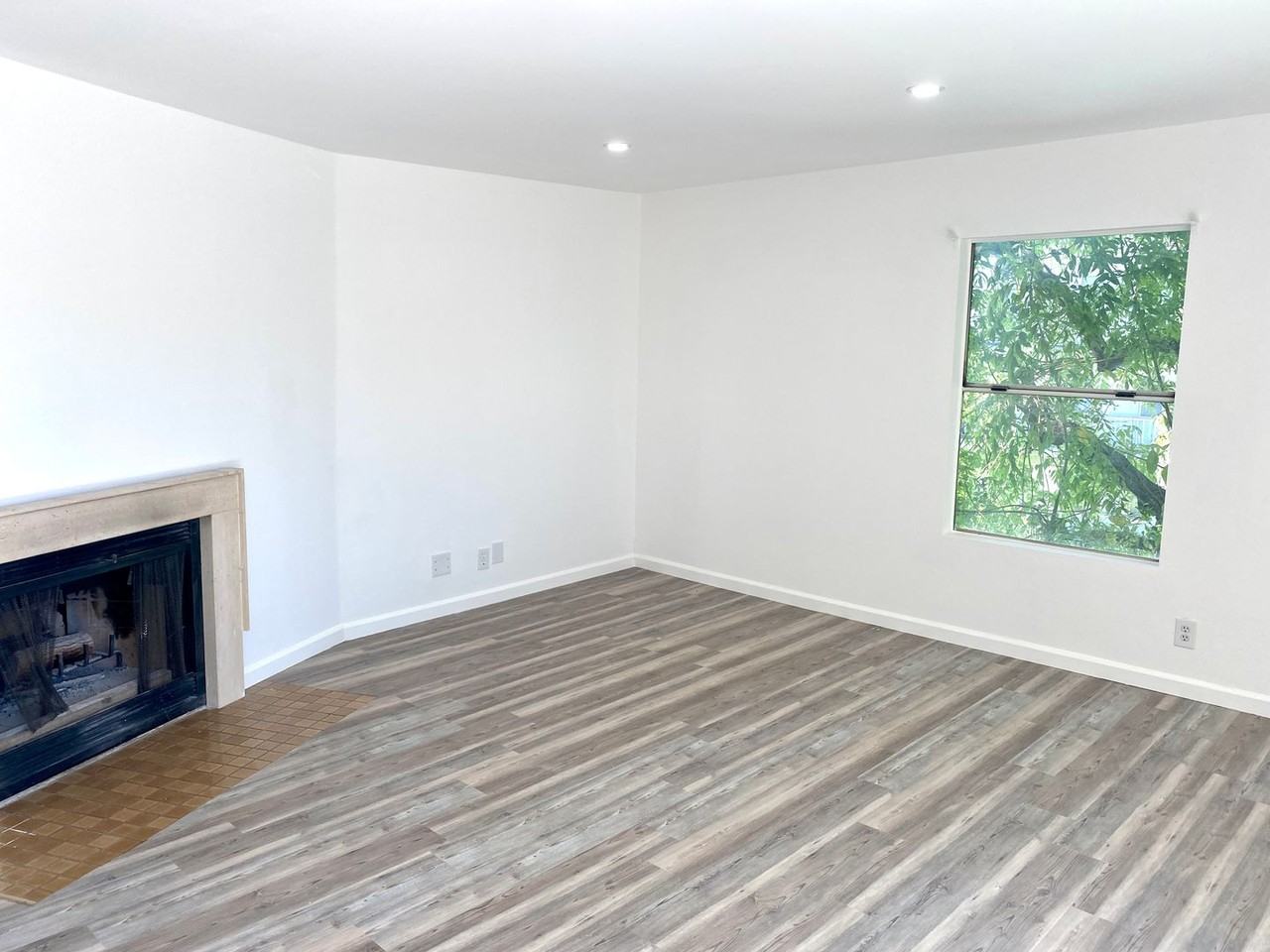 14914 Hamlin St - Photo 2 of 11